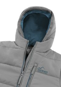 Graue isolierte Jacke mit Kapuze, ausgestattet mit einem Reißverschluss, blauem Futter und dem "Normani Outdoor Sports"-Logo in Türkis auf der Brust.