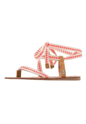 Flad sandal med beige sål og lyserøde polkaprikker stofstropper, der vikles omkring anklen, med en brun læderdetalje med en metal knap.