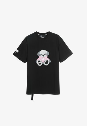 Camiseta negra de algodón con un perro bordado y suave que lleva un suéter rosa. Las mangas cortas y un detalle de etiqueta en el lateral realzan el diseño.