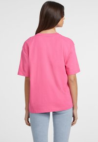 Guess Jeans LOGO-MIX - T-shirt con stampa - fuchsia