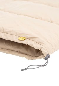 Beige slaapzak met een gladde textuur, voorzien van een rits, een grijze trekkoordsluiting en een zichtbaar merklabel in het geel.