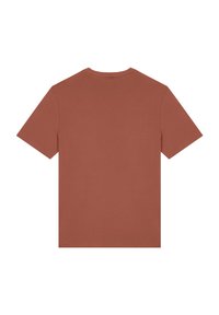 Effen kort mouw crew neck t-shirt in aardachtig bruin, gezien vanaf de achterkant op een witte achtergrond.