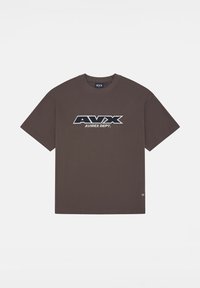 Brązowa bawełniana koszulka z okrągłym dekoltem, krótkimi rękawami i wyraźnym logo "AVX AVIREX DEPT." w kontrastowych kolorach.