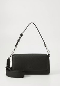 Crna kožna torba na rame s teksturiranim uzorkom i preklopnim zatvaračem. Ima odvojivi remen za rame i srebrne detalje od metala.