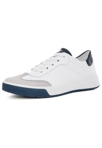 Weißer und grauer Sneaker mit einer strukturierten Wildlederzehenkappe und einem marineblauen Fersenakzent. Verfügt über eine flache Gummisohle und ein klassisches Schnürdesign.