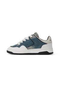 Denim tenisky s textúrovaným modrým zvrškom, bielymi akcentmi a čiernou gumovou podrážkou. Obsahujú klasický dizajn na šnurovanie a logo značky na päte.