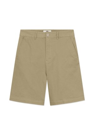 Shorts kaki en coton, dotés d'un devant plat, de passants pour ceinture, de deux poches latérales et d'une fermeture à bouton unique.