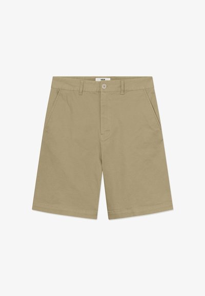 Shorts kaki en coton, dotés d'un devant plat, de passants pour ceinture, de deux poches latérales et d'une fermeture à bouton unique.