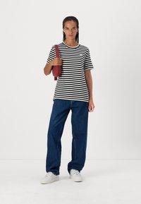 Calvin Klein Jeans BADGE REGULAR TEE - Βασικό μπλουζάκι - black/bright white