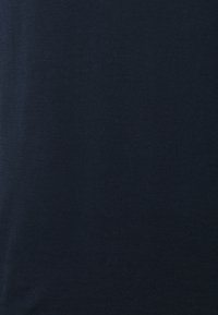 Granatowa bawełniana tkanina o gładkiej teksturze i subtelnym prążkowanym wzorze, odpowiednia do codziennych stylizacji lub warstwowych strojów.