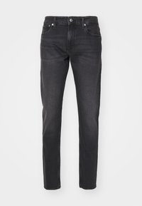 Jeans de denim negro con corte recto, que cuentan con cinco bolsillos, cierre de botón y un ligero desgastado en los muslos. Diseño clásico de pierna recta.