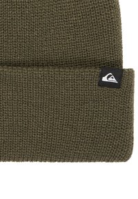 Olijfgroene gebreide beanie met omgeslagen rand en klein zwart stoffen label met wit berg- en golflogo.