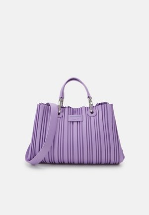 Bolso lavanda plisado con asas redondeadas, correa de hombro desmontable y una pequeña etiqueta rectangular de marca en el centro del frontal.