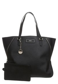 Sac fourre-tout noir DKNY avec bretelles, détails zippés argentés, breloque ronde avec logo et pochette noire assortie avec fermeture éclair.