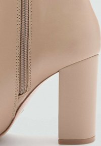 Mango Klassiska stövletter - beige