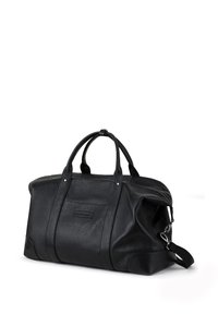 Czarna skórzana torba podróżna z dwoma górnymi uchwytami, bocznym zamkiem błyskawicznym, teksturowanym wykończeniem i odpinanym paskiem na ramię. Prosty, przestronny design.