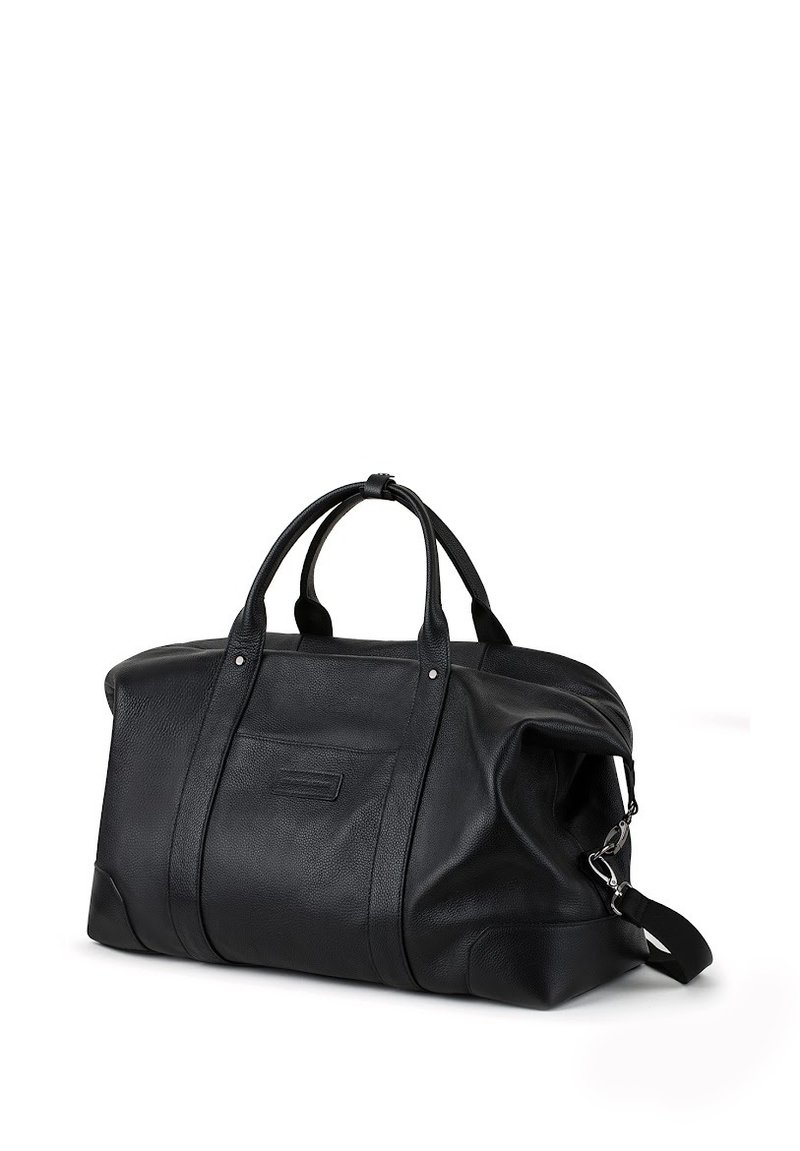 Czarna skórzana torba podróżna z dwoma górnymi uchwytami, bocznym zamkiem błyskawicznym, teksturowanym wykończeniem i odpinanym paskiem na ramię. Prosty, przestronny design.