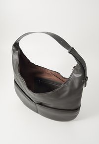 Sac à épaule en cuir gris foncé, de forme arrondie, avec fermeture éclair, poche intérieure et une sangle structurée avec des trous ajustables.