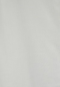 Witte textuurstof met een fijne weving, met een subtiel patroon. Het oppervlak lijkt glad, lichtgewicht en luchtig.