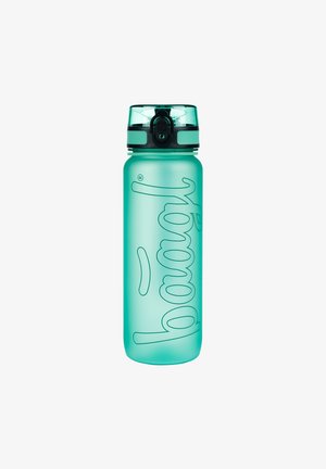 Průhledná tyrkysová plastová láhev na vodu s černým víčkem na flip-top a vyraženým designem loga, válcovitý tvar a hladká matná textura.