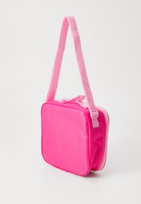 Roze rechthoekige tas gemaakt van textielmateriaal met een ritssluiting, voorzien van een vlakke bodem en een schouderband. Eenvoudig en functioneel ontwerp.