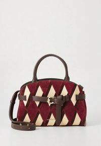 Kabelka se vzorem kosočtverců v barvě vínové a krémové, vyrobená ze semiše s hnědými koženými doplňky a odnímatelným ramenním popruhem.