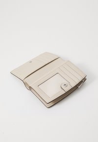 Portafoglio in pelle vegana beige, presenta numerose fessure per carte, uno slot trasparente per l'ID e una chiusura a scatto, con una consistenza liscia e bordi cuciti.