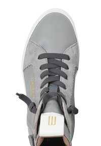Grijze sneaker met een mix van gladde en suède texturen, afgeronde neus, grijze veters, witte zool en gouden accent met merknaam.