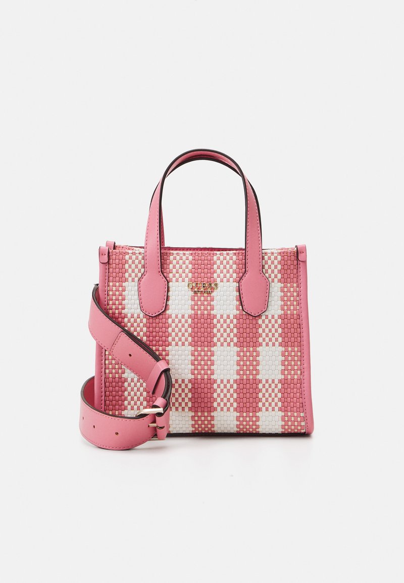 Sac à main à carreaux tissé rose et blanc avec deux poignées supérieures, une bandoulière rose amovible et une marque dorée à l'avant. Bords lisses.