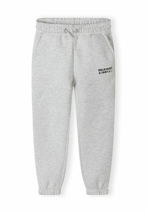 Lichtgrijze sweatpants van zachte stof, met een elastische tailleband, gefittte enkels en zwarte tekst bedrukt op het linkerbeen.