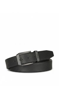Cinturón negro texturizado hecho de cuero con hebilla de metal negro. Presenta patrones diagonales y agujeros para ajuste. Los extremos están cortados de forma recta.