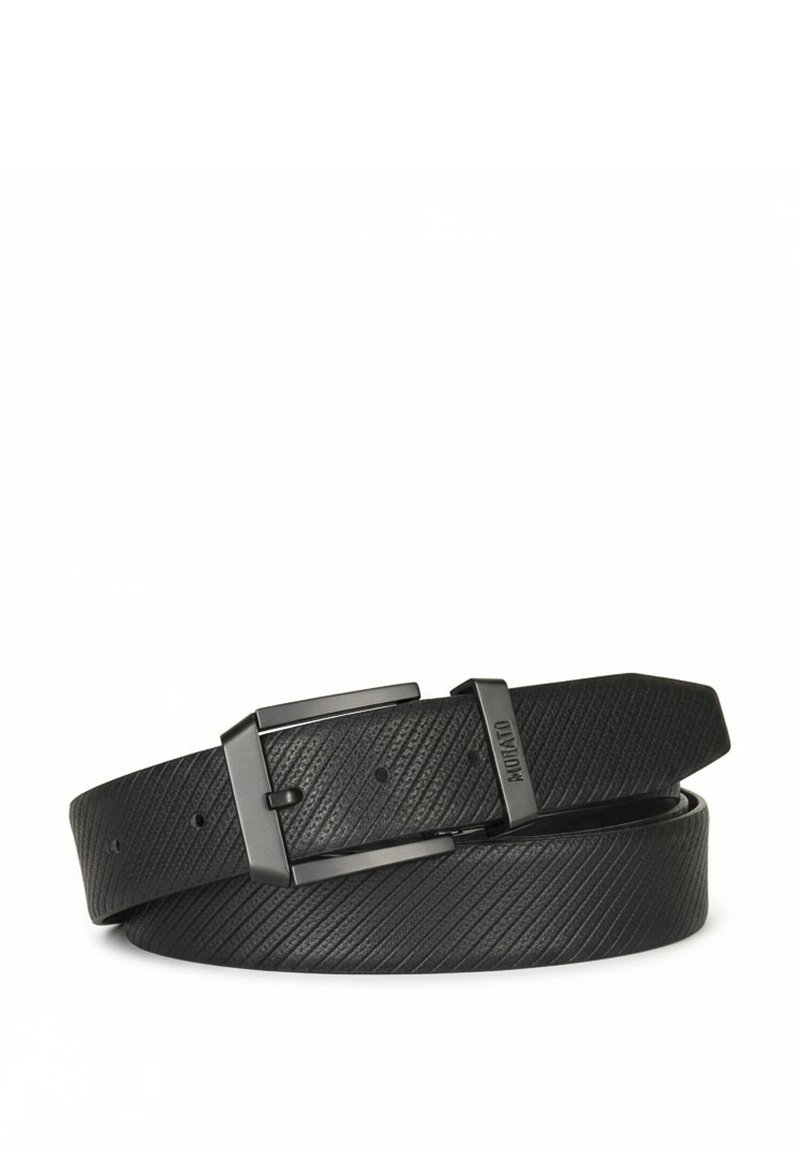 Cinturón negro texturizado hecho de cuero con hebilla de metal negro. Presenta patrones diagonales y agujeros para ajuste. Los extremos están cortados de forma recta.