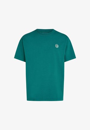 Bombažna majica v barvi modre zelenice s kratkimi rokavi, okrolim izrezom in okroglim logotipom na zgornji levi strani. Gladek tekstura in sproščen kroj.