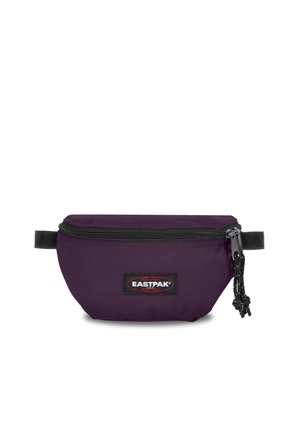 Riñonera Eastpak morada con cremallera negra y correa ajustable, con un parche de logo en la parte frontal y dos cordones para tirar de la cremallera.