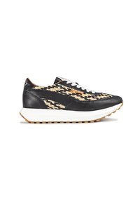 Zapatillas de cuero negro con un patrón trenzado en tonos marrón y negro, cordones blancos y una entresuela blanca. Suela de goma marrón clara con agarre texturizado.