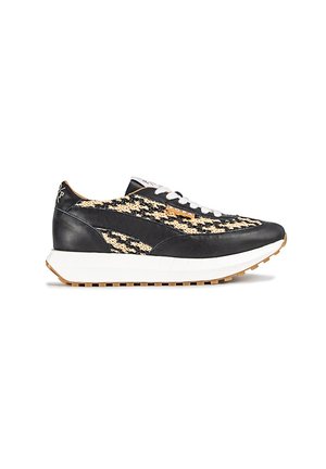 Zapatillas de cuero negro con un patrón trenzado en tonos marrón y negro, cordones blancos y una entresuela blanca. Suela de goma marrón clara con agarre texturizado.