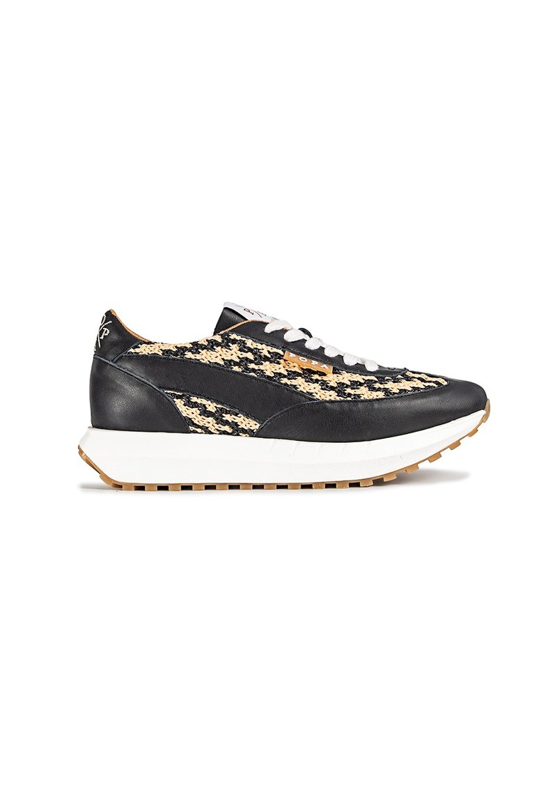 Zapatillas de cuero negro con un patrón trenzado en tonos marrón y negro, cordones blancos y una entresuela blanca. Suela de goma marrón clara con agarre texturizado.