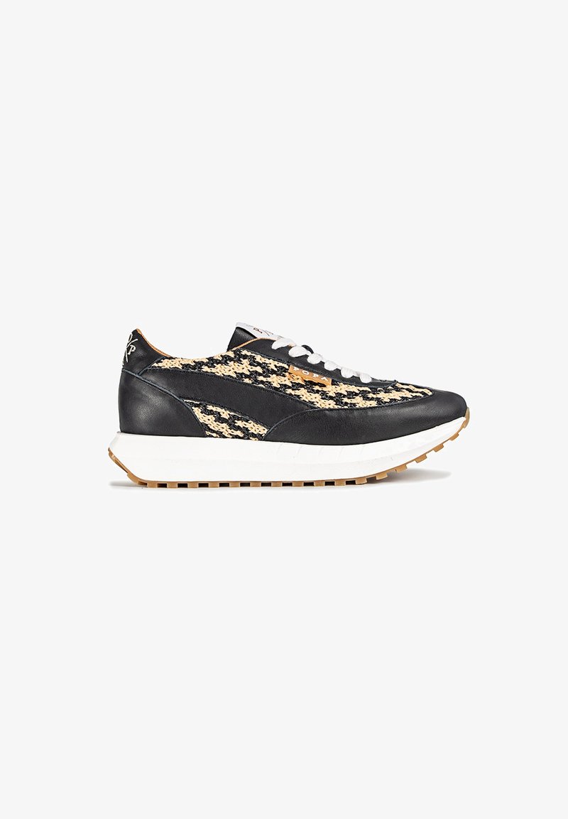 Zapatillas de cuero negro con un patrón trenzado en tonos marrón y negro, cordones blancos y una entresuela blanca. Suela de goma marrón clara con agarre texturizado.