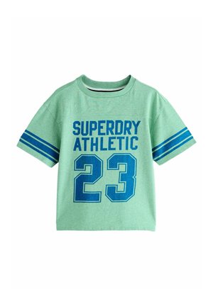 Žalias medvilninis marškinėliai trumpomis rankovėmis su užrašu "SUPERDRY ATHLETIC" ir "23" ryškiu mėlynu šriftu. Raiteliai su mėlynomis dryžuotomis detalėmis ant rankovių.