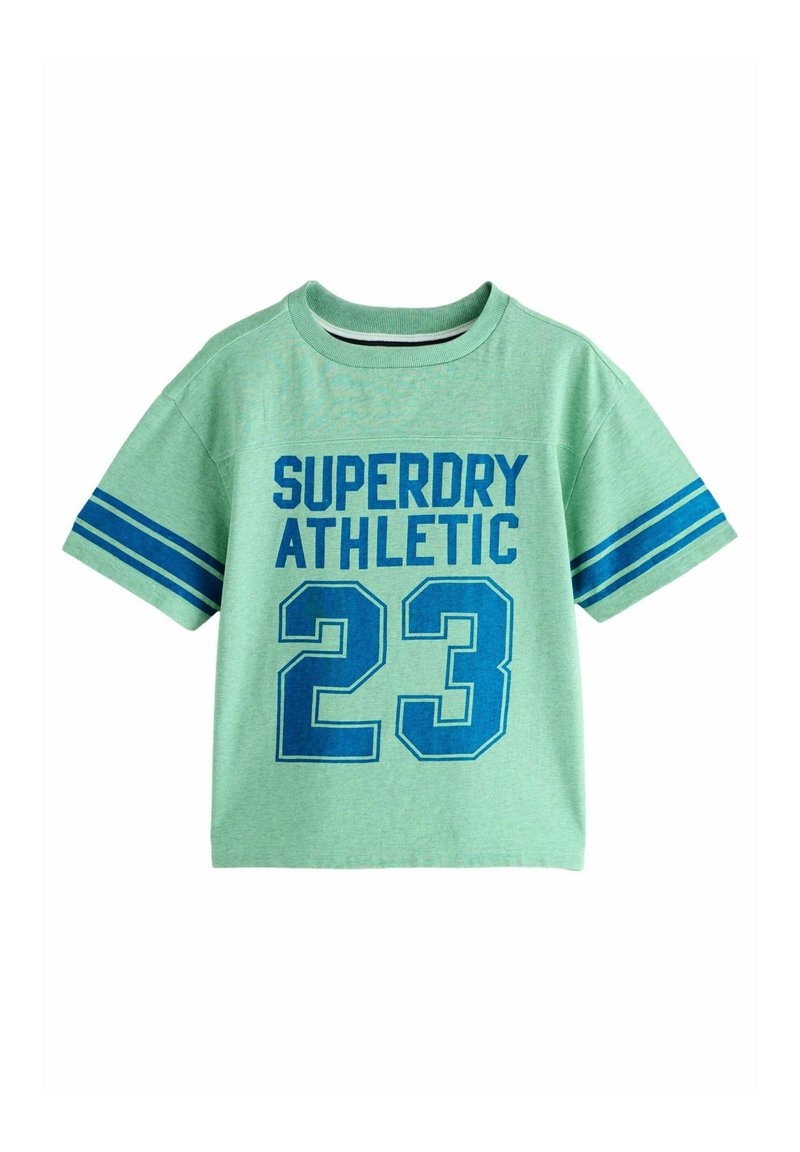 Zaļš kokvilnas T-krekls ar īsām piedurknēm, ar uzrakstiem "SUPERDRY ATHLETIC" un "23" biezā zilā tipogrāfijā. Piedurkņu maliņas ar svītrām zila krāsā.