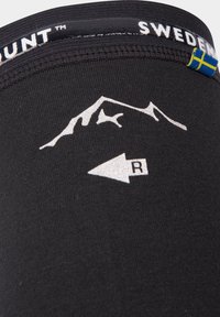 Sort stof med et hvidt bjerggrafik og en pil med "R." Øverste kant viser "SWEDEMOUNT" og et lille svensk flag.