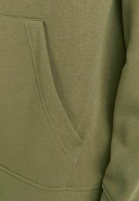 Felpa verde oliva con tasca frontale, texture morbida, polsini e orlo a coste, con dettagli di cucitura lungo le cuciture.