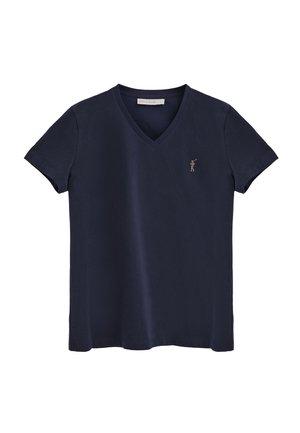 Camiseta de cuello en V azul marino en tela suave, con mangas cortas y un pequeño logo bordado en el lado izquierdo del pecho.