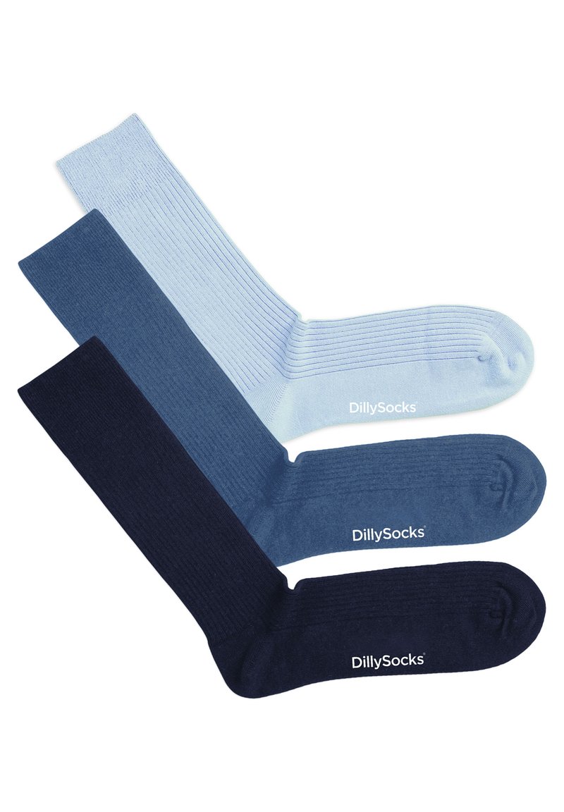 Tre par ribbede sokker i lyseblå, mellemblå og mørkeblå, med en glat tekstur og "DillySocks"-logoet i hvid.