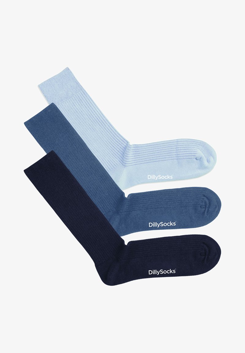 Tre paia di calze a costo rigato in azzurro chiaro, blu medio e blu navy scuro, caratterizzate da una texture liscia e il logo "DillySocks" in bianco.