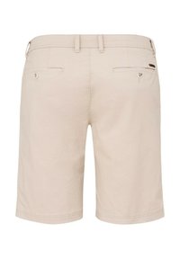 Beige Shorts mit flachem Bund, zwei Gesäßtaschen und glatter Textur. Sie zeichnen sich durch dezenten Stich und ein kleines Logo-Akzent nahe dem Bund aus.