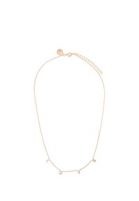 Guldtonet halskæde med en fin kæde, der har fire bogstavformede vedhæng, hver pyntet med små klare rhinsten.
