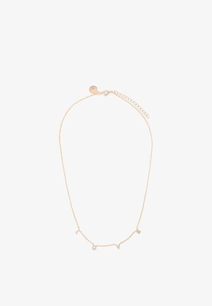 Guldtonet halskæde med en fin kæde, der har fire bogstavformede vedhæng, hver pyntet med små klare rhinsten.