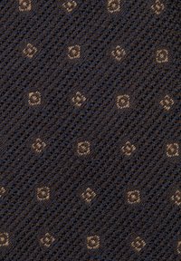 Textil i mörkbrun färg med ett vävt mönster av små ljusbruna rutor. Ytan verkar grov och strukturerad.