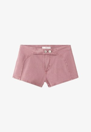 Różowe szorty z denimu z podwójnym srebrnym zapięciem na guziki i zakrzywionymi przeszyciami z przodu, ułożone płasko na białym tle.